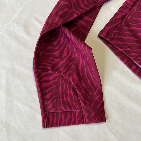 Mott50 Coco Crew Neck Rashguard in Magenta Ocean Print L and XL - Picture 6 of 11